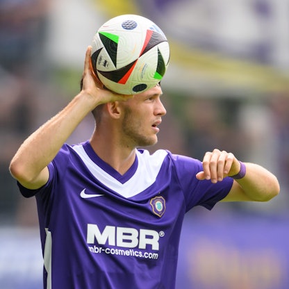 Aues Pascal Fallmann beim Einwurf. Der 1. FC Köln soll sich einem Medienbericht zufolge mit dem Rechtsverteidiger beschäftigen.