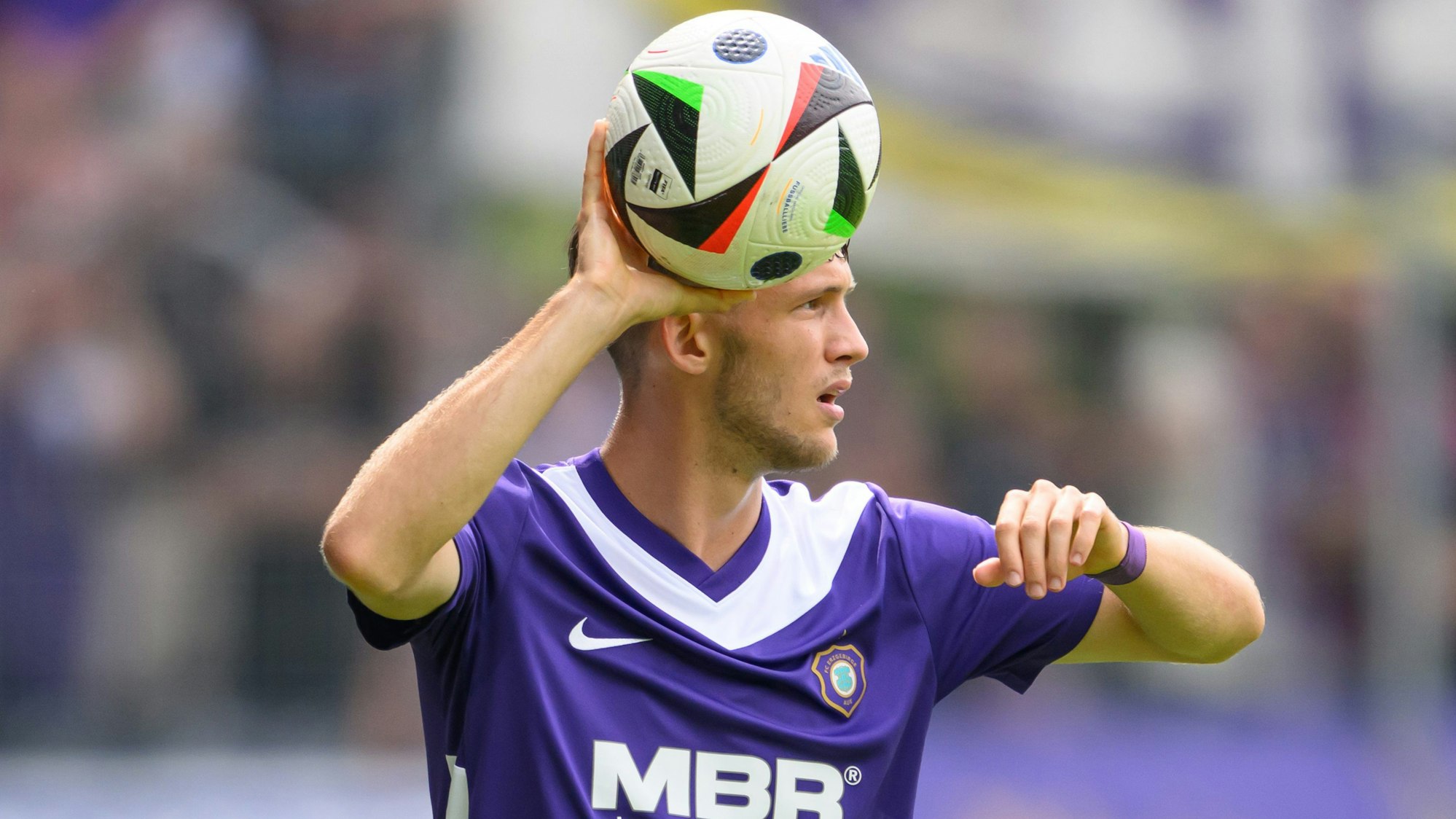 Aues Pascal Fallmann beim Einwurf. Der 1. FC Köln soll sich einem Medienbericht zufolge mit dem Rechtsverteidiger beschäftigen.