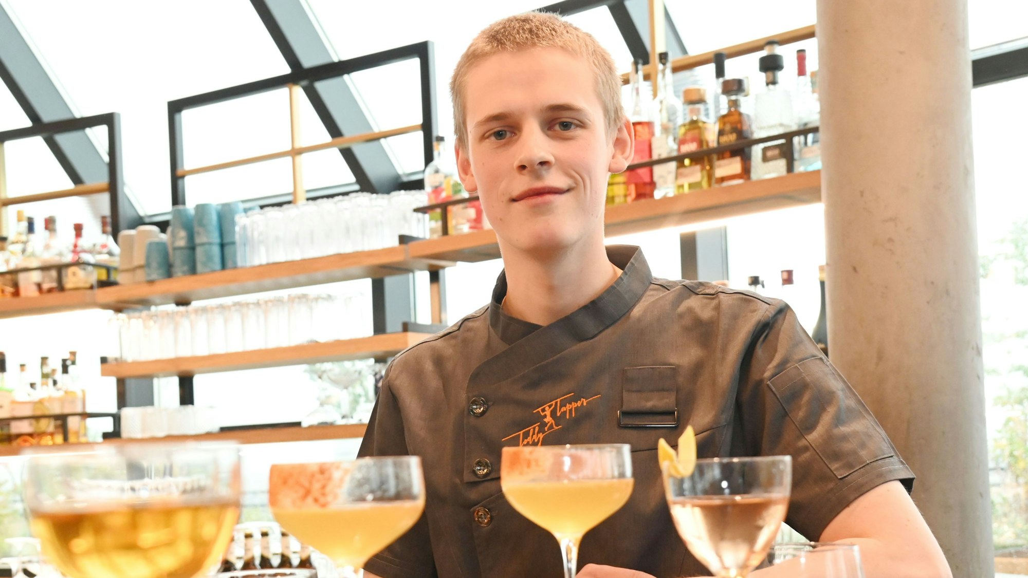 Jakob Schröder hinter der Bar im Wasserturm Hotel.