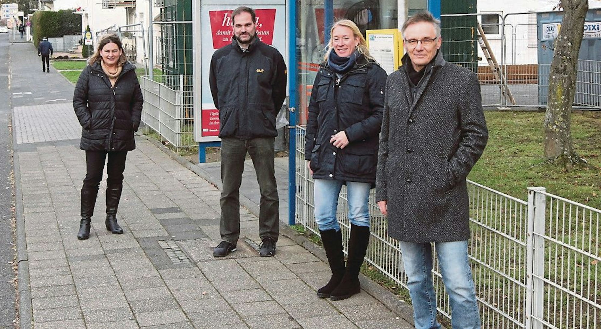Rainer Gleß (r.) an der Haltestelle Gartenstraße im Sankt Augustiner Ortsteil Mülldorf, die inzwischen barrierefrei umgebaut worden ist. Mit dabei (von links) Stefanie Otto (Stabsstelle barrierefreie Stadt), Ole Kallenbach (Tiefbauamtsleiter), Tina Lorenz (Bauleiterin).