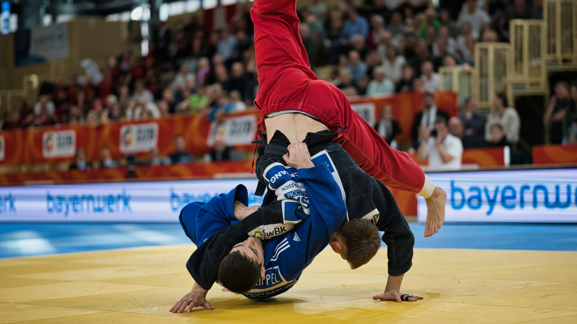 Eduard Trippel wirft seinen Gegner mit einer Selbstfalltechnik über den Kopf.