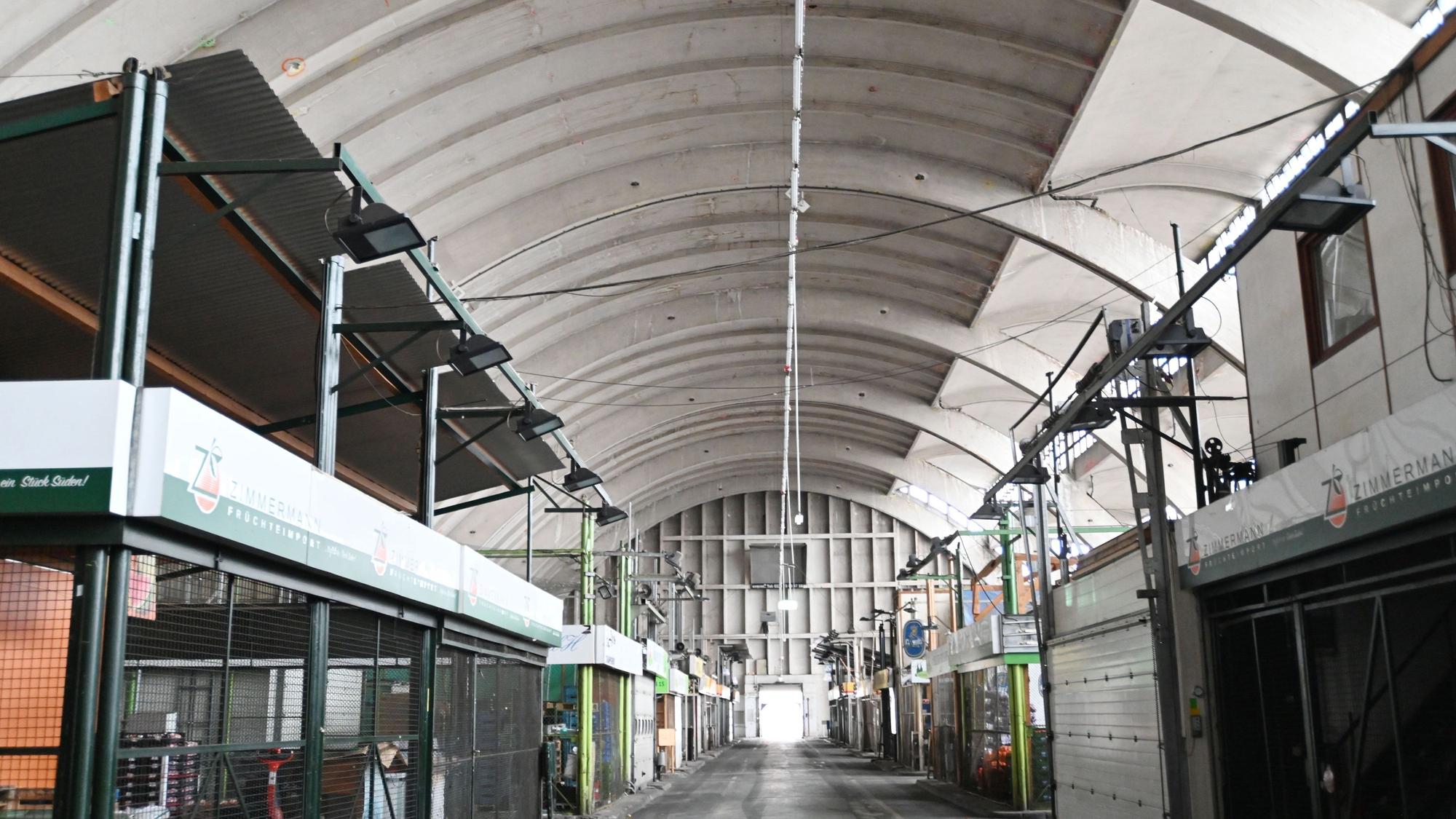 Blick in eine große Markthalle