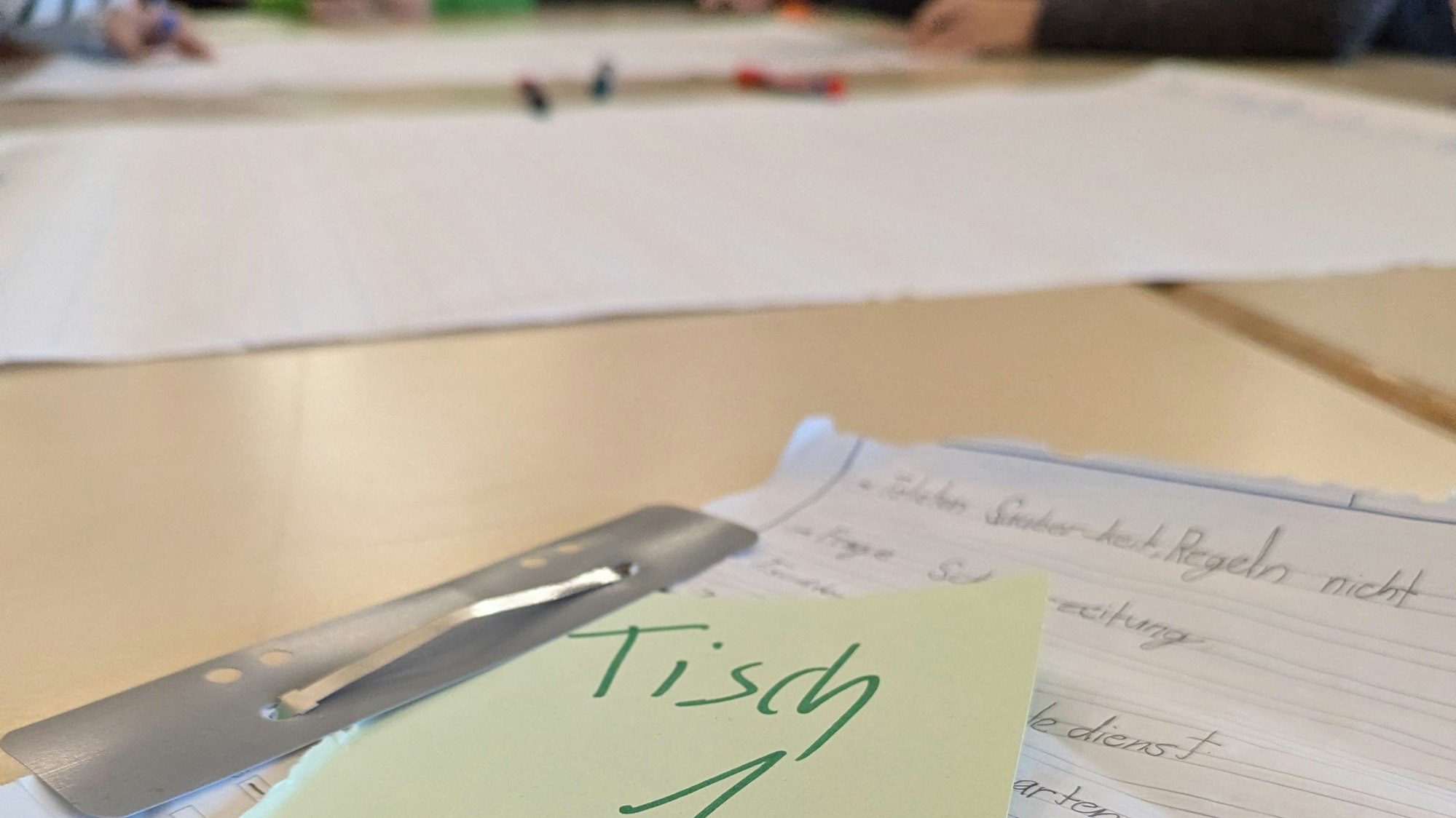 Ein Zettel mit der Aufschrift Tisch 1.