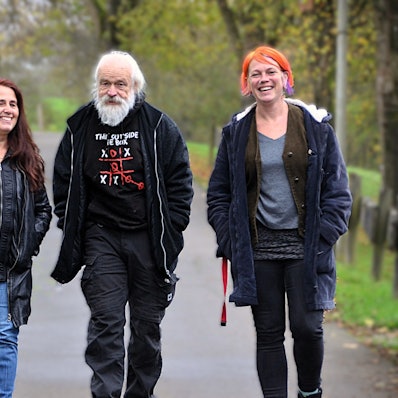Gute Laune hilft im schweren Berufsalltag: Korina Schiffbauer (von links), Rolf Kirchner und nun auch Karin Gockeln arbeiten im Süden des Oberbergischen Kreis mit „Systemsprengern“. Ihr Arbeitgeber sind Wohnhilfen Oberberg der Diakonie Michaelshoven. Unser Foto zeigt sie auf dem Gelände von Haus Segenborn in Waldbröl-Pulvermühle.