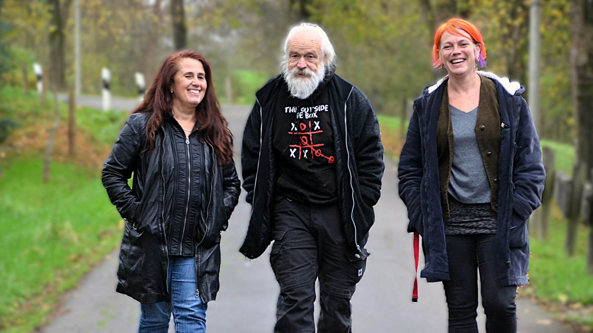 Gute Laune hilft im schweren Berufsalltag: Korina Schiffbauer (von links), Rolf Kirchner und nun auch Karin Gockeln arbeiten im Süden des Oberbergischen Kreis mit „Systemsprengern“. Ihr Arbeitgeber sind Wohnhilfen Oberberg der Diakonie Michaelshoven. Unser Foto zeigt sie auf dem Gelände von Haus Segenborn in Waldbröl-Pulvermühle.