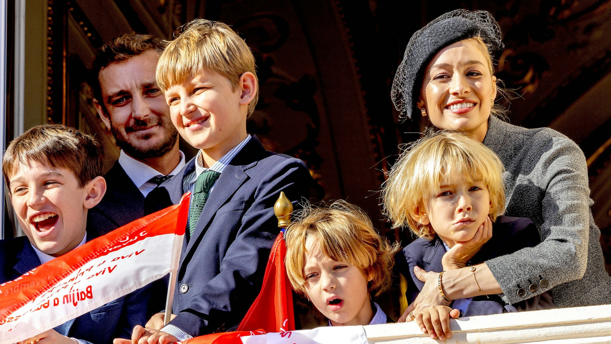 Fürstin Beatrice Borromeo, ihr Ehemann Pierre Casiraghi mit ihren Söhnen Stefano Casiraghi, Francesco Casiraghi, Prinzessin Caroline von Hannover, Balthazar Rassam, India Casiraghi und Maximilian Casiraghi während der Feierlichkeiten zum Nationalfeiertag in Monaco.