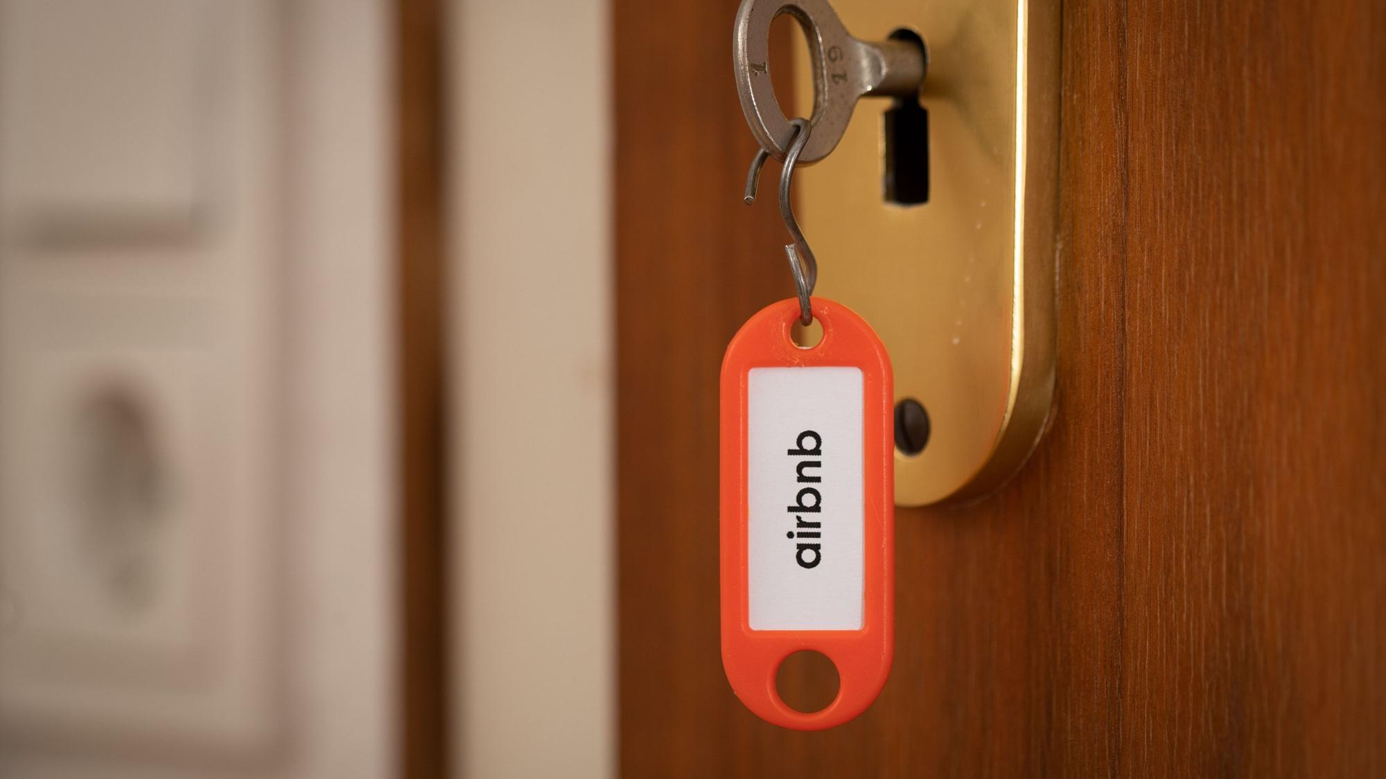«airbnb» steht auf einem Schlüsselanhänger.