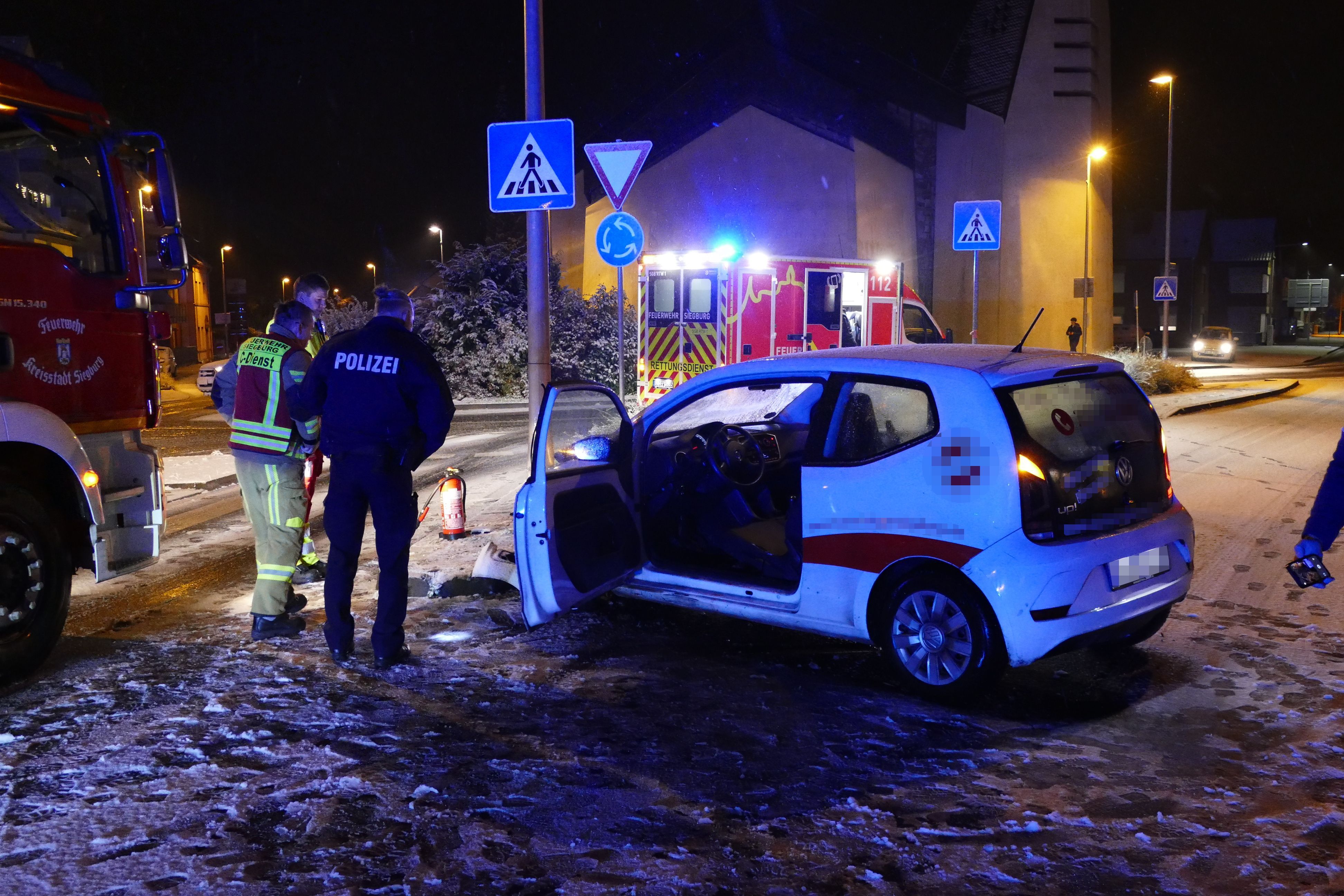 Der VW Up war ins Rutschen gekommen und gegen eine Laterne geprallt.
