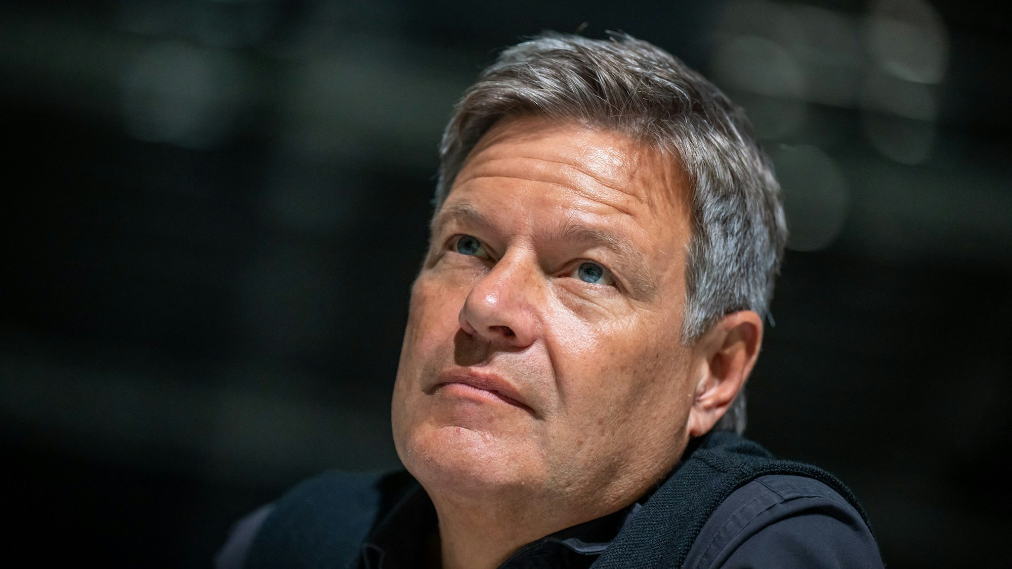 Robert Habeck (Bündnis 90/Die Grünen), Bundesminister für Wirtschaft und Klimaschutz, verfolgt die Debatte bei der Bundesdelegiertenkonferenz der Grünen.