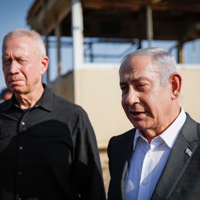 Benjamin Netanjahu (r), Ministerpräsident von Israel, und Joav Galant, Verteidigungsminister von Israel, in der Nähe des Militärpostens Salem. Gegen beide hat der IStGH nun Haftbefehle erlassen. (Archivbild)