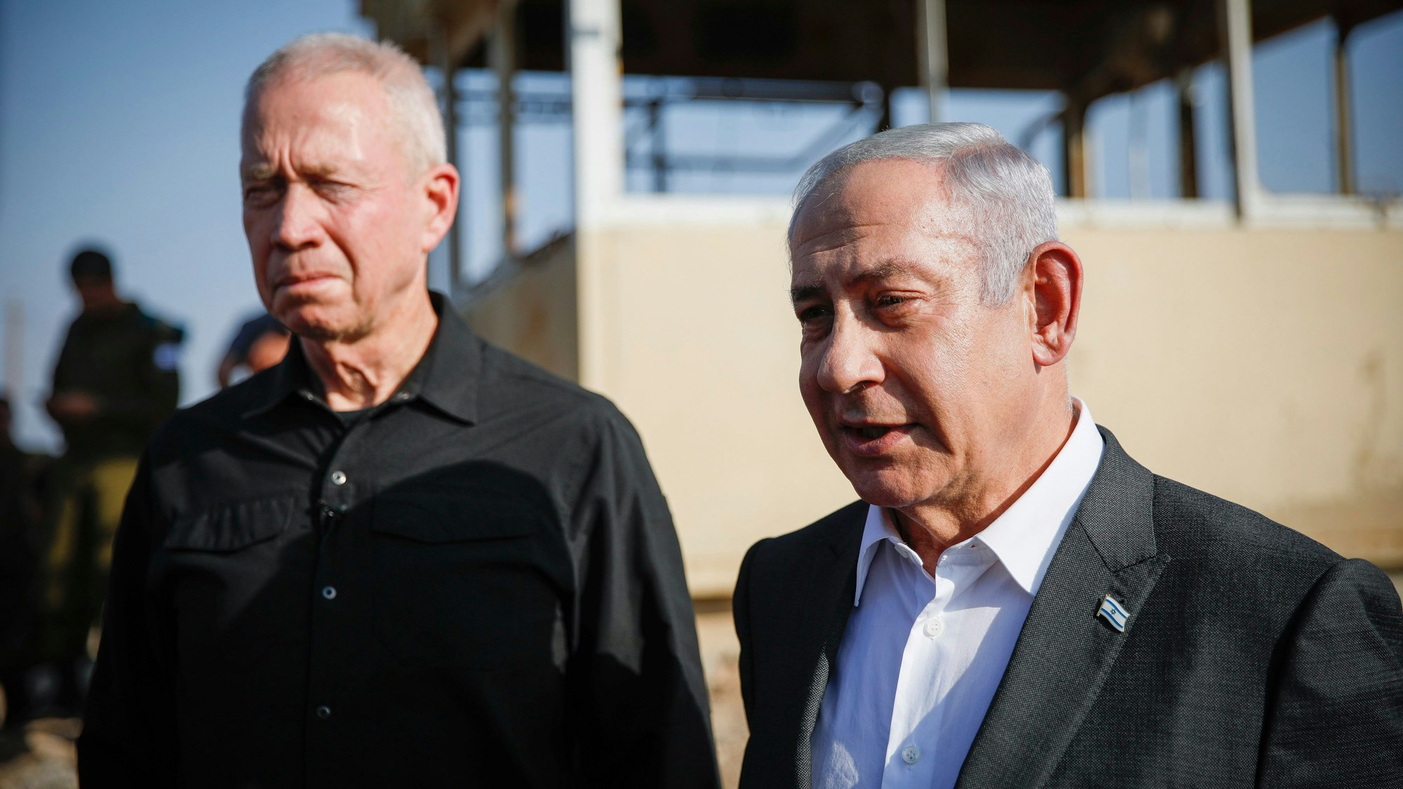 Benjamin Netanjahu (r), Ministerpräsident von Israel, und Joav Galant, Verteidigungsminister von Israel, in der Nähe des Militärpostens Salem. Gegen beide hat der IStGH nun Haftbefehle erlassen. (Archivbild)