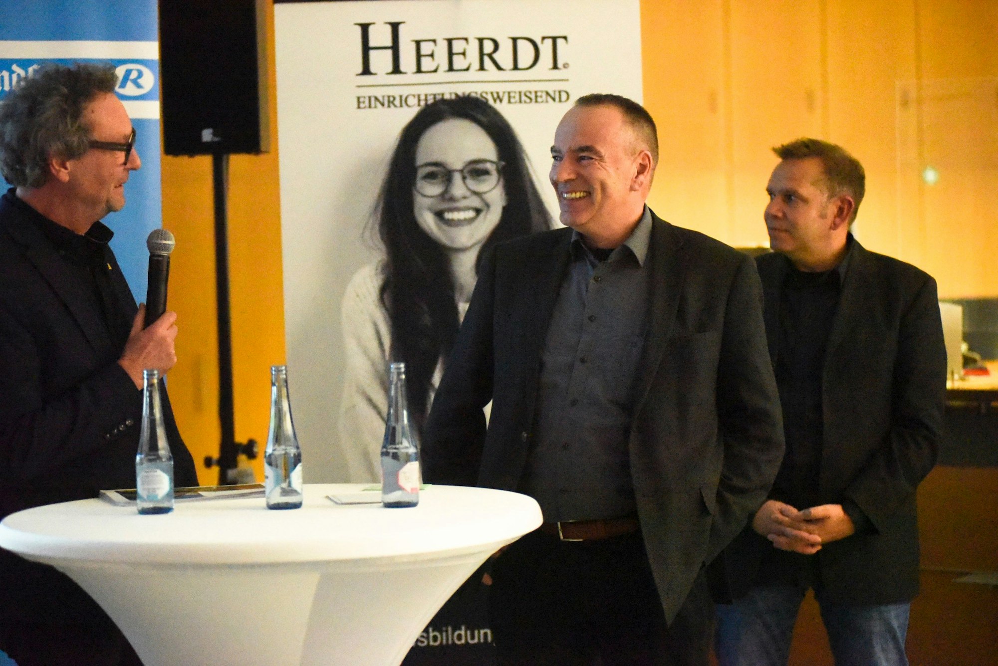 Udo Beißel würdigt den Gewinner Oliver Ebke. Der Redakteur Dennis Vlaminck steht im Hintergrund.