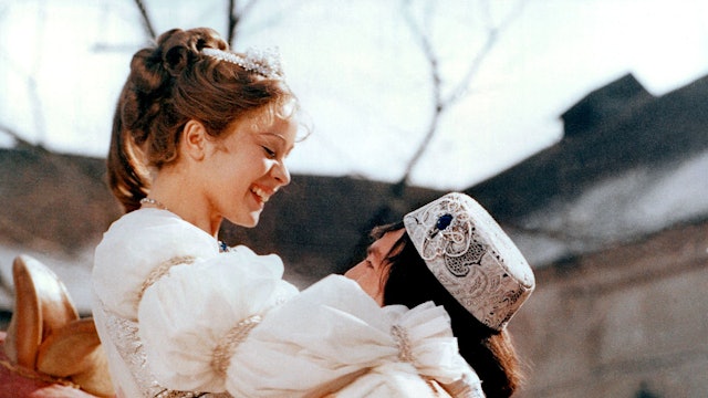 Szene des Klassikers „Drei Haselnüsse für Aschenbrödel“, Aschenbrödel und Prinz umarmen sich.