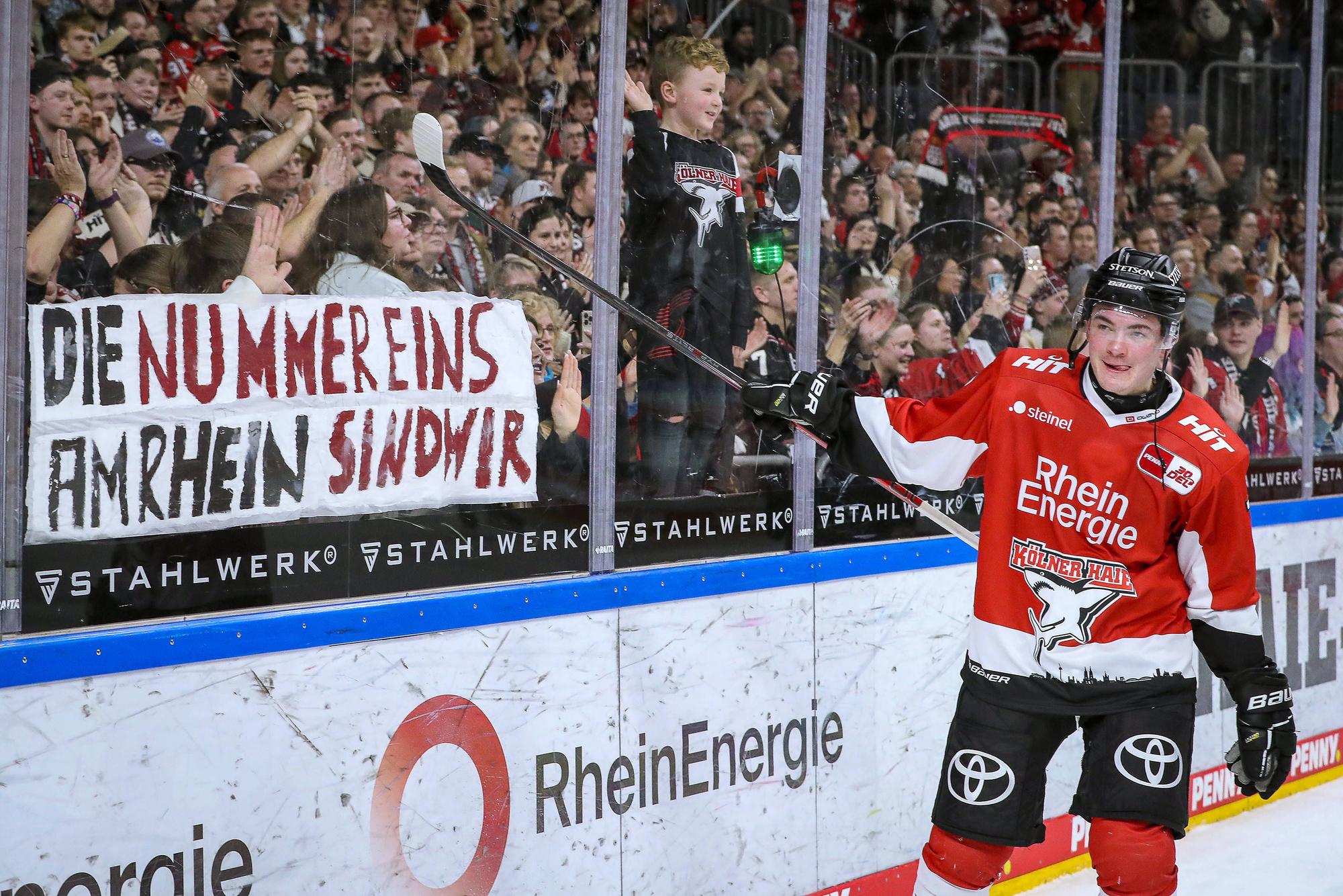 Justin Schütz bedankt sich nach einer Partie bei den Fans. Das Derby am Sonntag ist mit 18.500 Zuschauern ausverkauft.
