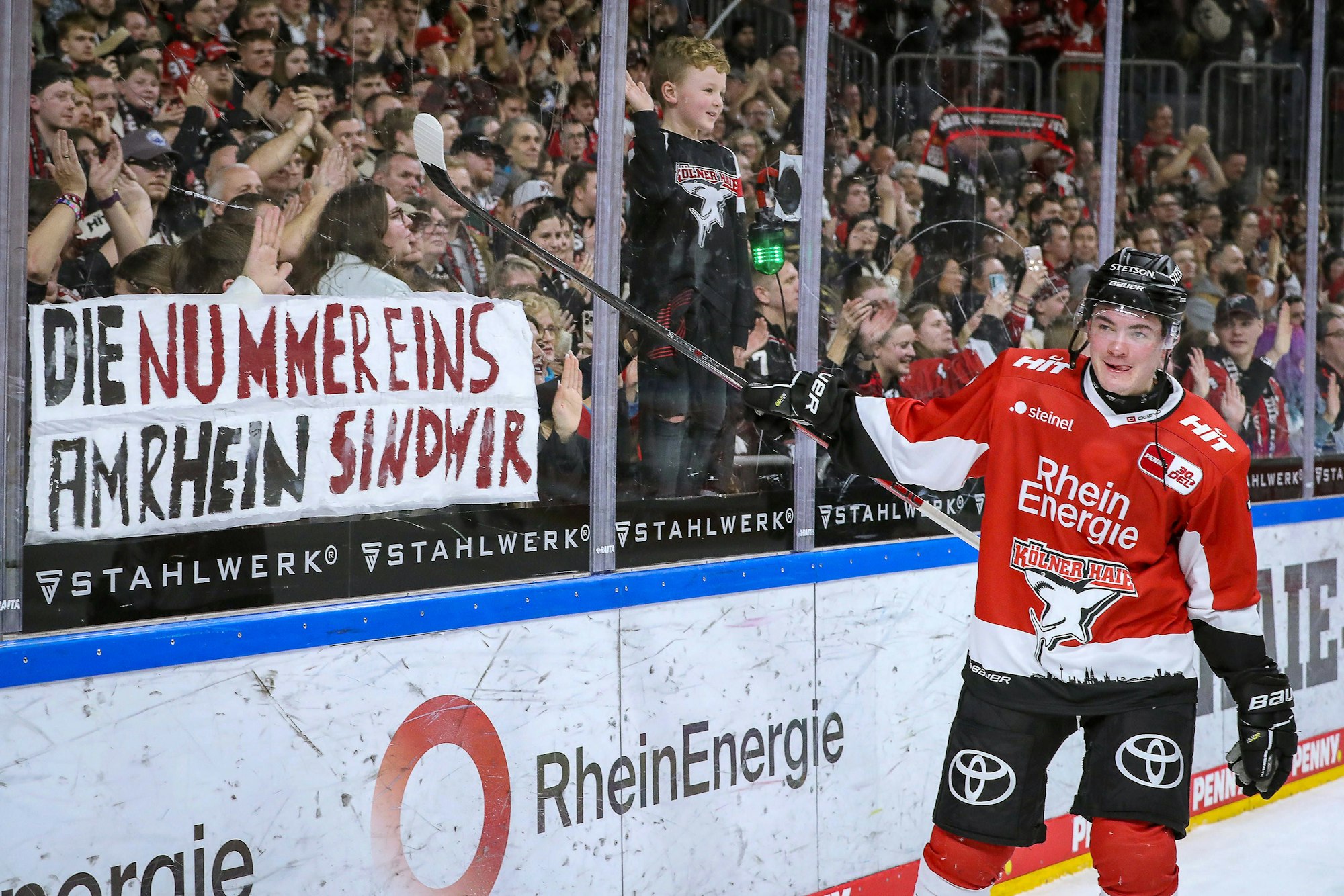 Justin Schütz bedankt sich nach einer Partie bei den Fans. Das Derby am Sonntag ist mit 18.500 Zuschauern ausverkauft.