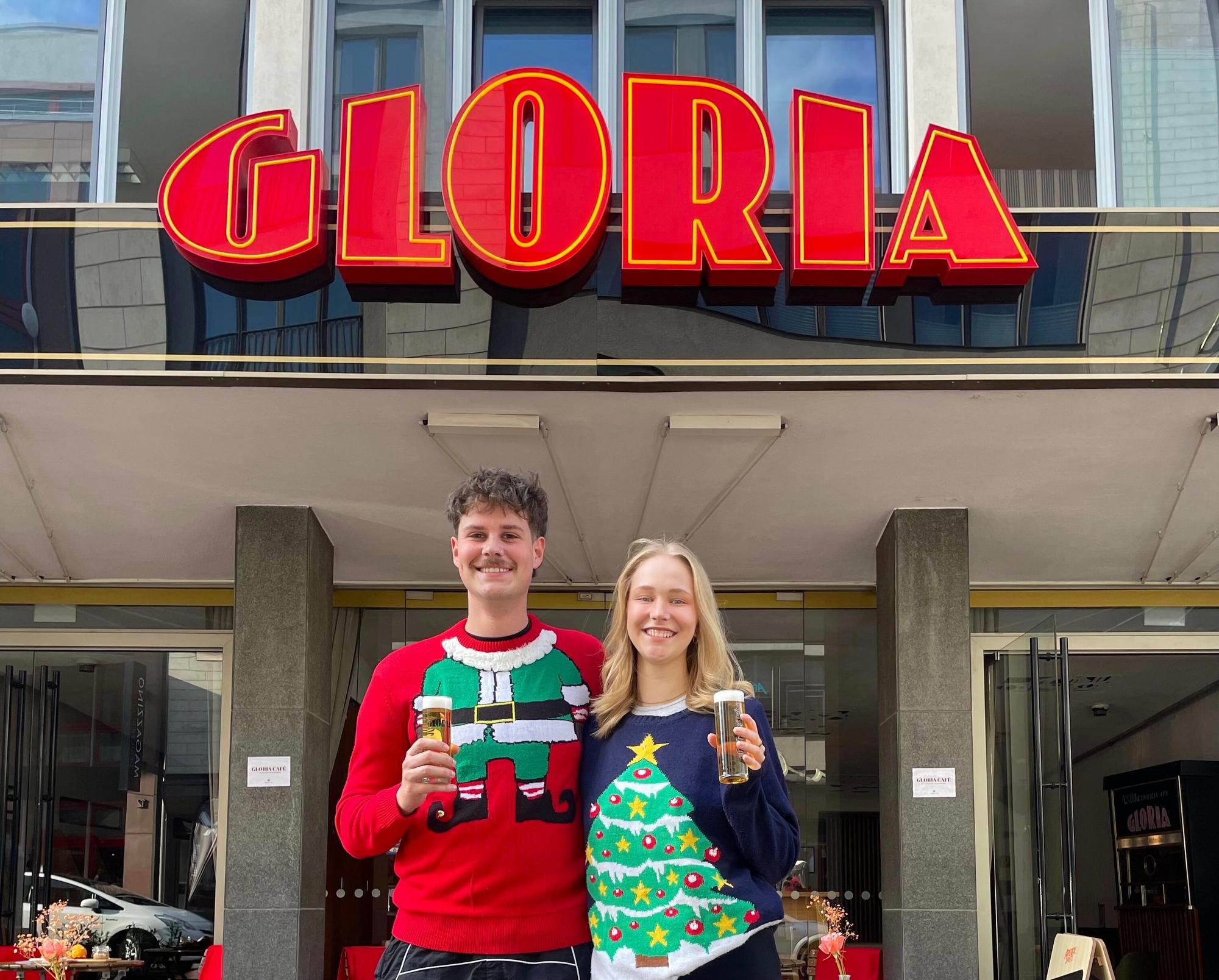 Besucher der Ugly Sweater Night haben die Möglichkeit, sich mit ihrem hässlichsten Weihnachtspulli fotografieren zu lassen.