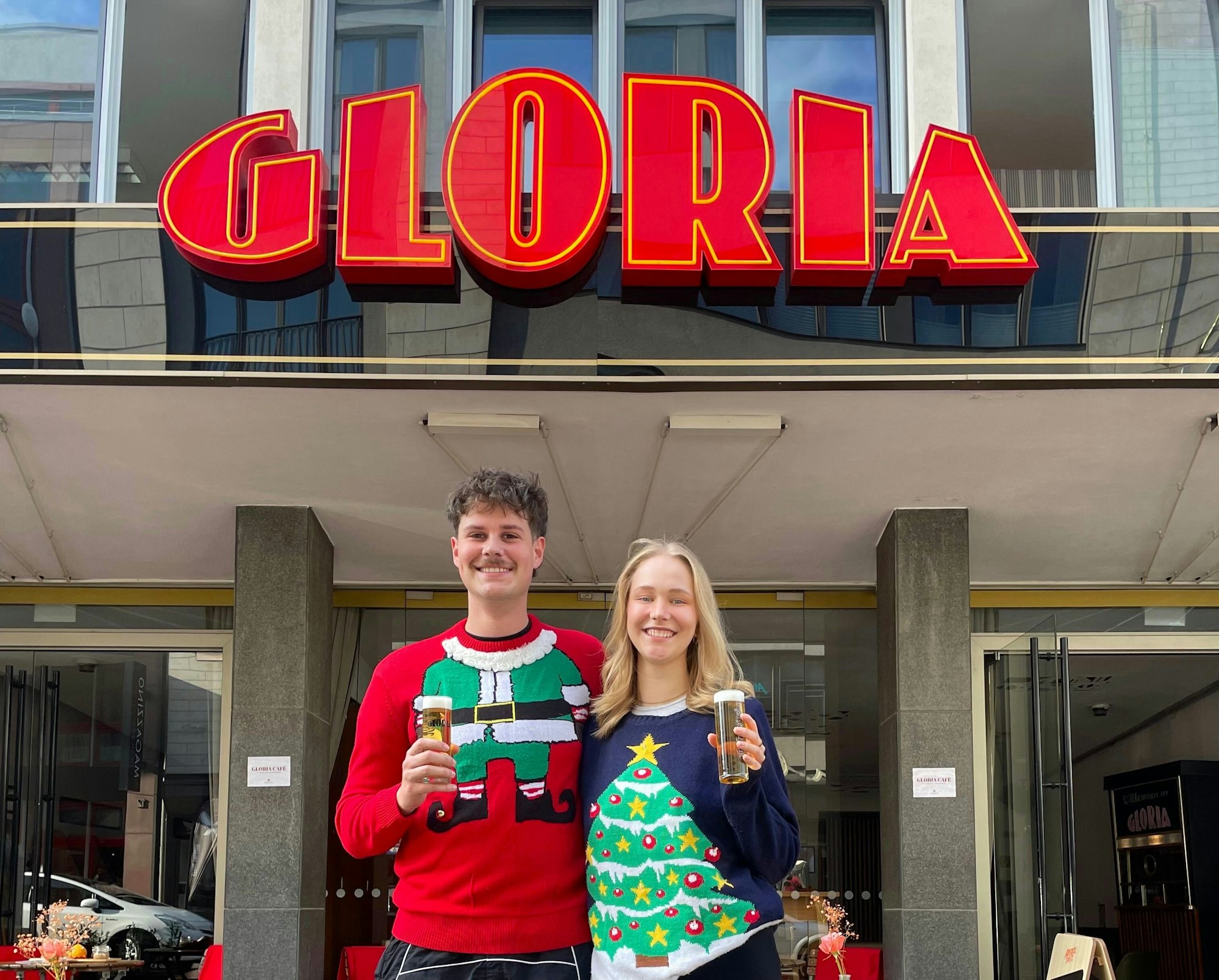 Besucher der Ugly Sweater Night haben die Möglichkeit, sich mit ihrem hässlichsten Weihnachtspulli fotografieren zu lassen.