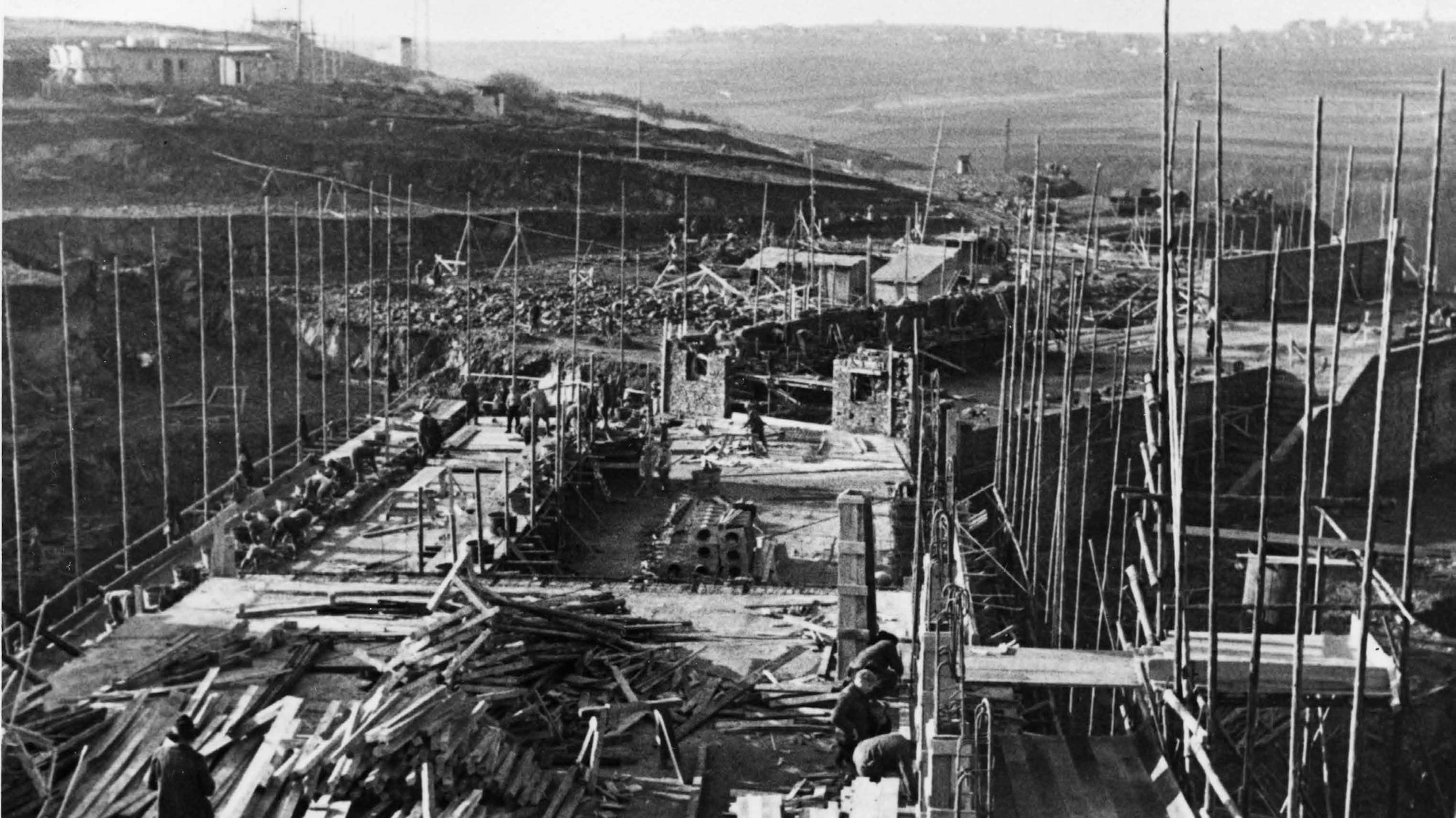 Das Bildzeigt Einschalungsarbeiten am Gemeinschaftshaus.