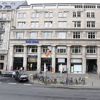 29.10.2024 Köln. Außenansicht des Deichmannhaus am Bahnhofsvorplatz. Das heutige Gebäude des Büro- und Geschäftshauses enstand bereits 1914. Foto: Alexander Schwaiger