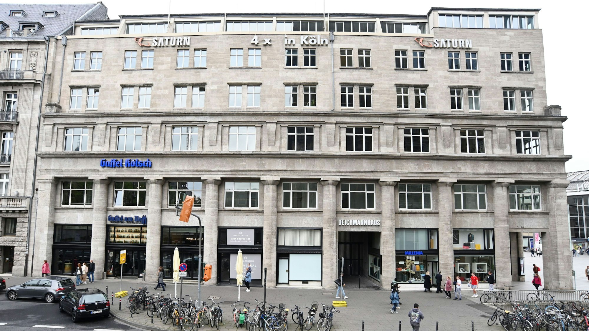 29.10.2024 Köln. Außenansicht des Deichmannhaus am Bahnhofsvorplatz. Das heutige Gebäude des Büro- und Geschäftshauses enstand bereits 1914. Foto: Alexander Schwaiger