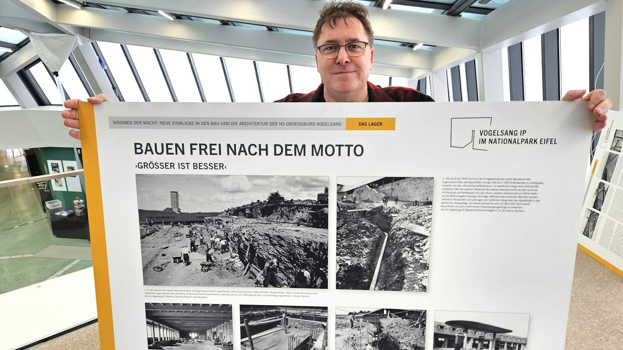 Stefan Wunsch hält eine der Schautafeln hoch.