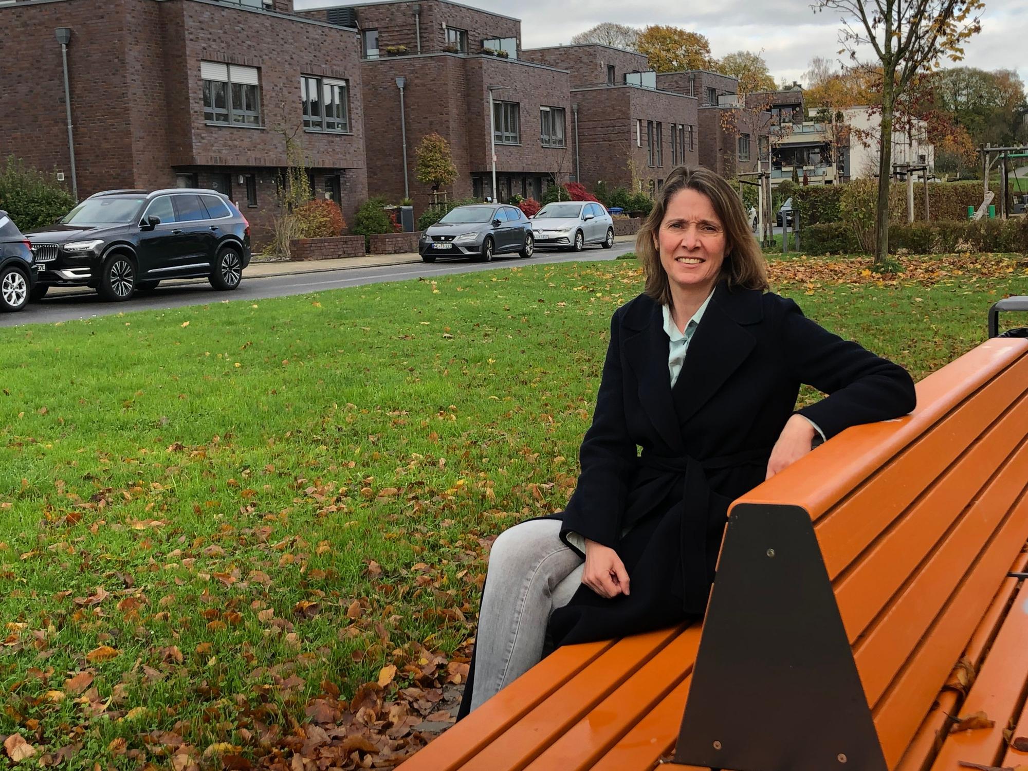 Dr. Ines Beyer saß zum Interview auf der Zonta-Bank in Opladen.