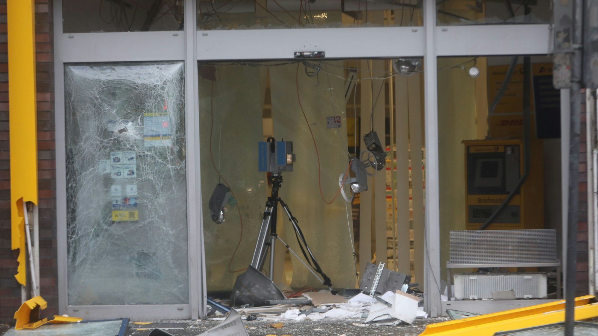 Auf dem Clevischen Ring nahe dem Wiener Platz in Köln-Mülheim haben die Täter in der Nacht auf Mittwoch (20. November) einen Geldautomaten gesprengt.