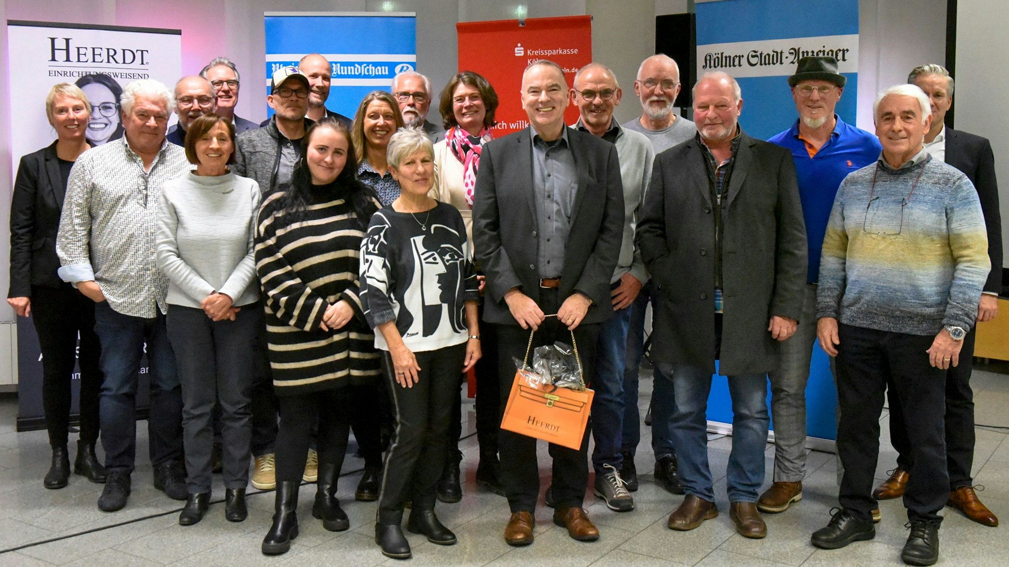 Die 15 Gewinner posieren zusammen mit der Jury. in der Kreissparkasse in Brühl.