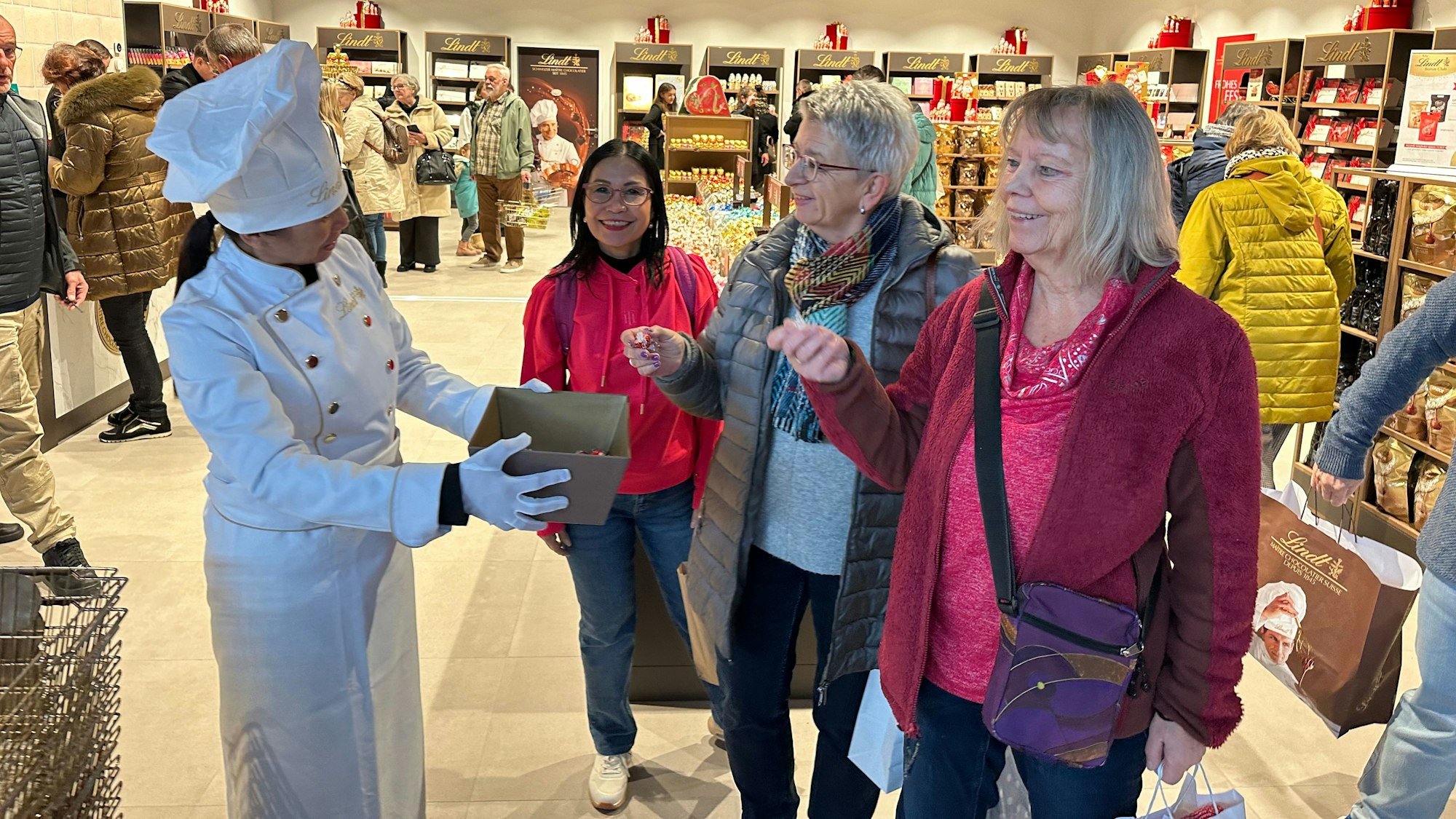 Probieren erwünscht: Auch im Laden von Lindt gab es bei der Eröffnung Outletebene im Huma Schlangen an der Kasse.