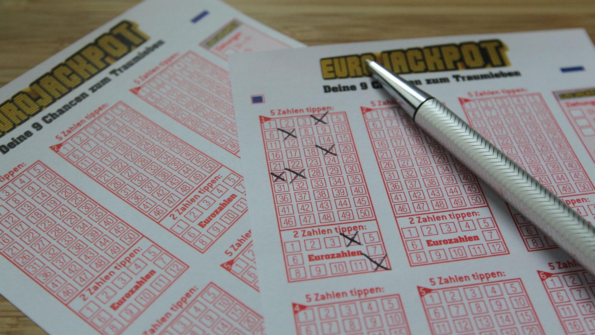 Im Rhein-Sieg-Kreis wird ein Lottogewinner gesucht, der am Dienstagabend im Eurojackpot 2,6 Millionen Euro gewonnen hat.