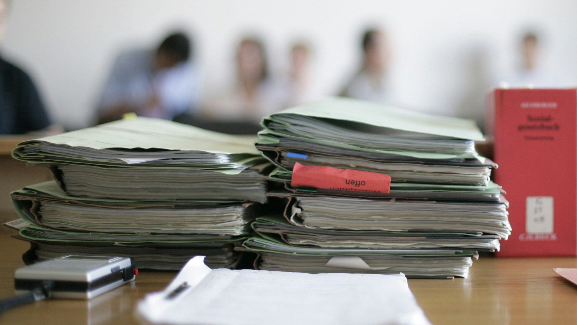 Aktenordner liegen auf einem Tisch.
