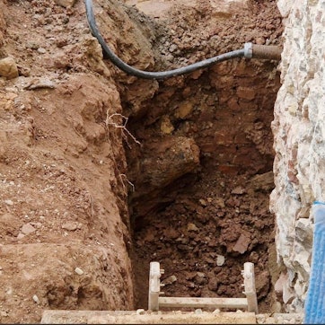 Das Bild zeigt den Blindgänger im Erdreich.