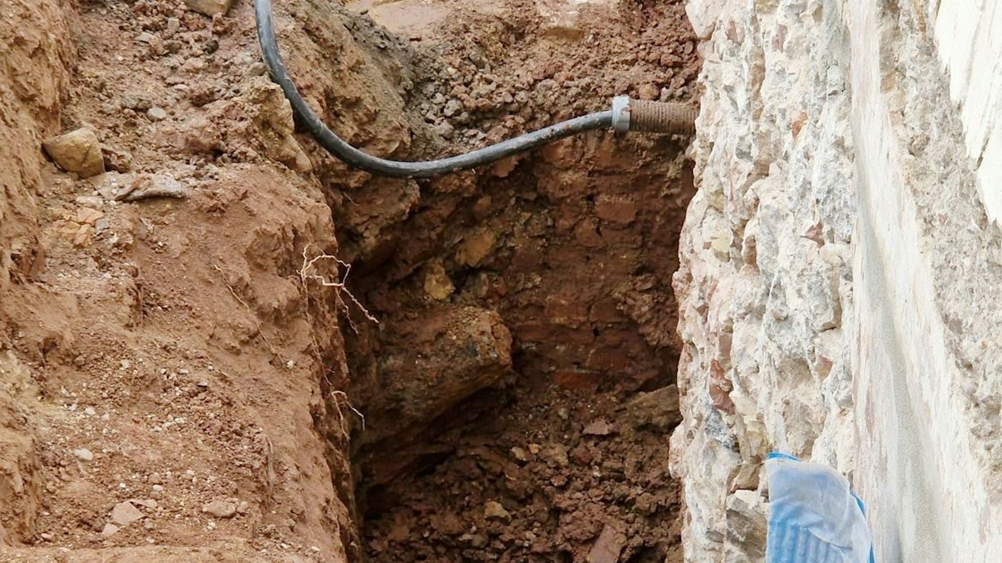 Das Bild zeigt den Blindgänger im Erdreich.