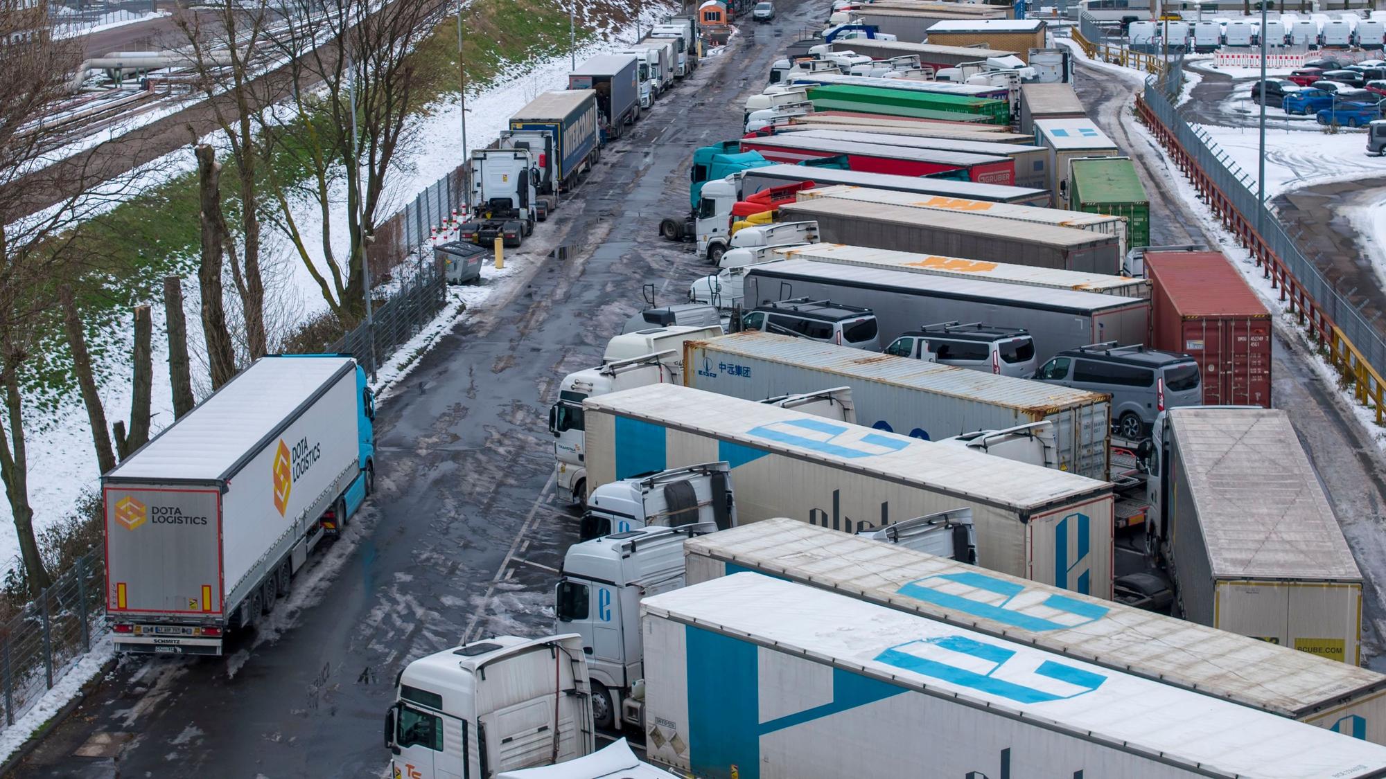 LKW-Parkplätze sind oft überfüllt. Die Fahrer der LKW müssen in ihren Trucks übernachten. Fernfahrer arbeiten unter prekären Bedingungen. Gewerbegebiet FORD Tor 29. Foto: Uwe Weiser