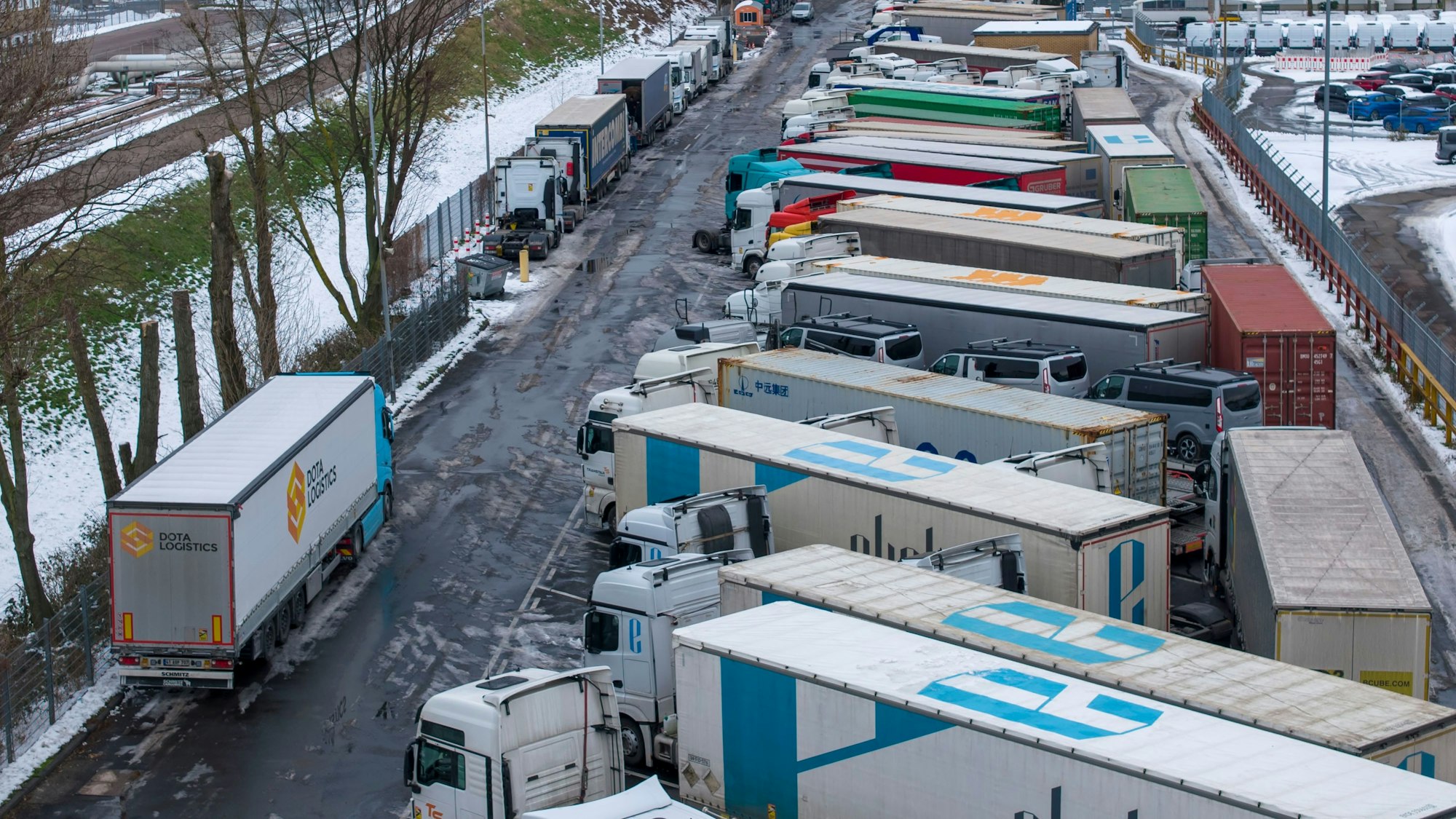 LKW-Parkplätze sind oft überfüllt. Die Fahrer der LKW müssen in ihren Trucks übernachten. Fernfahrer arbeiten unter prekären Bedingungen. Gewerbegebiet FORD Tor 29. Foto: Uwe Weiser