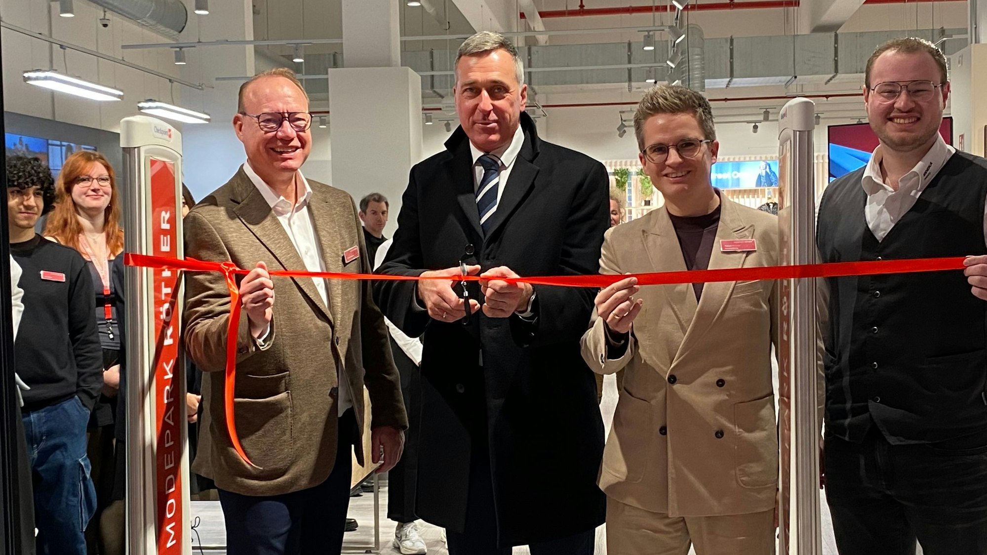 Zu sehen sind Thomas Röther (v.l.), Bürgermeister Ralph Manzke, Fabian Messner und Sebastian Hein, die ein rotes Band durchtrennen.
