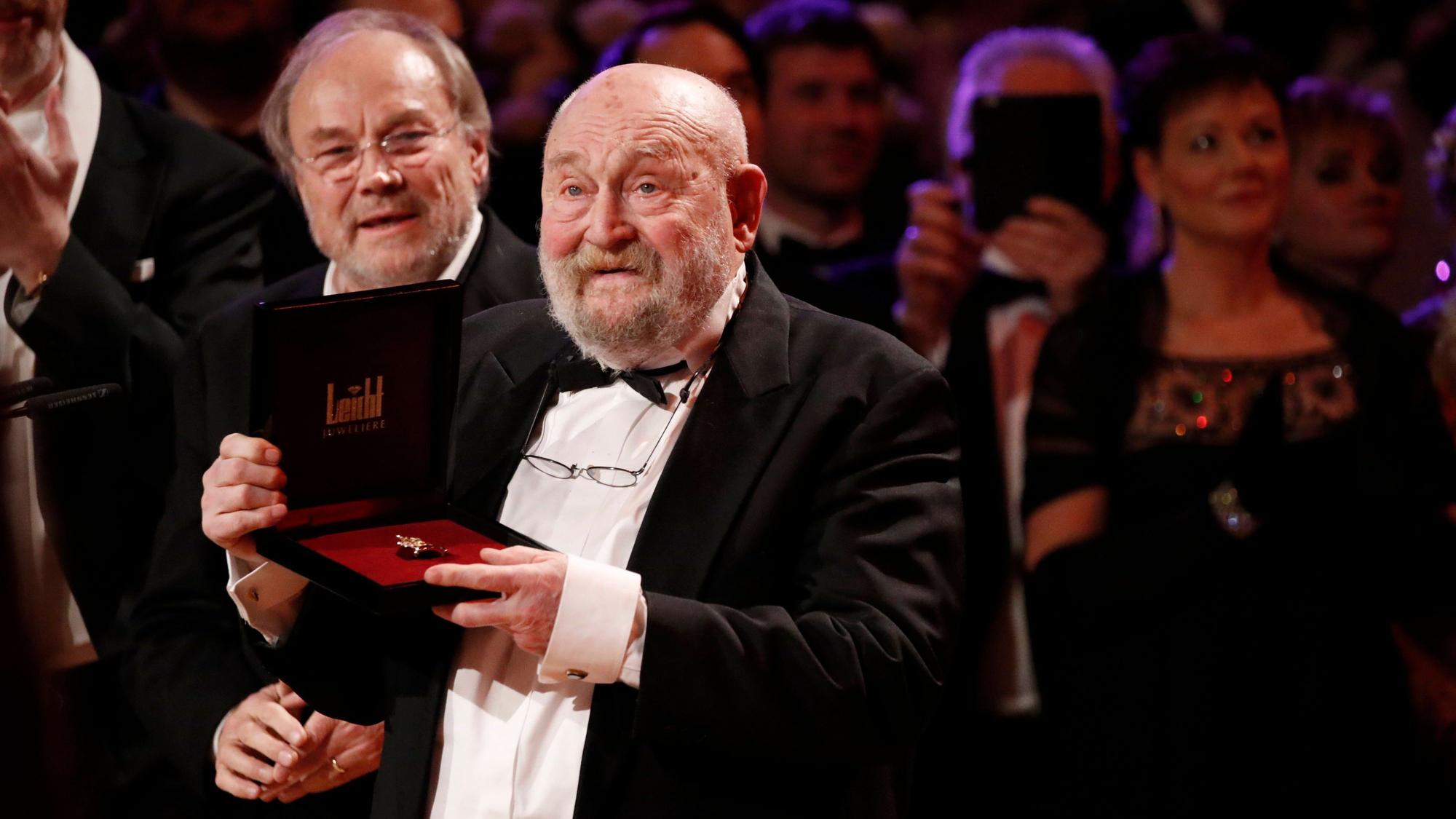 Rolf Hoppe erhielt aus der Hand seines Kollegen Klaus Maria Brandauer den St. Georgs-Orden des Semperopernballs.