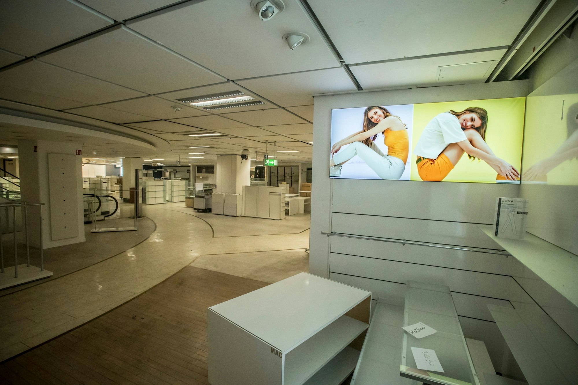 In die 1. Etage will Decathlon einziehen, noch stehen viele Möbel des Kaufhofs herum.