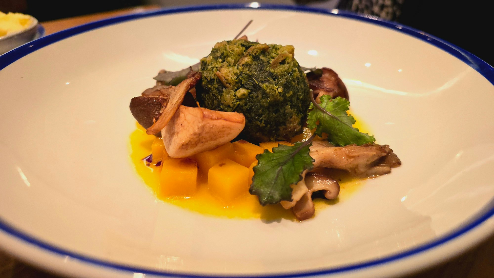 Spinatknödel mit glasiertem Kürbis und gebratenen Pilzen