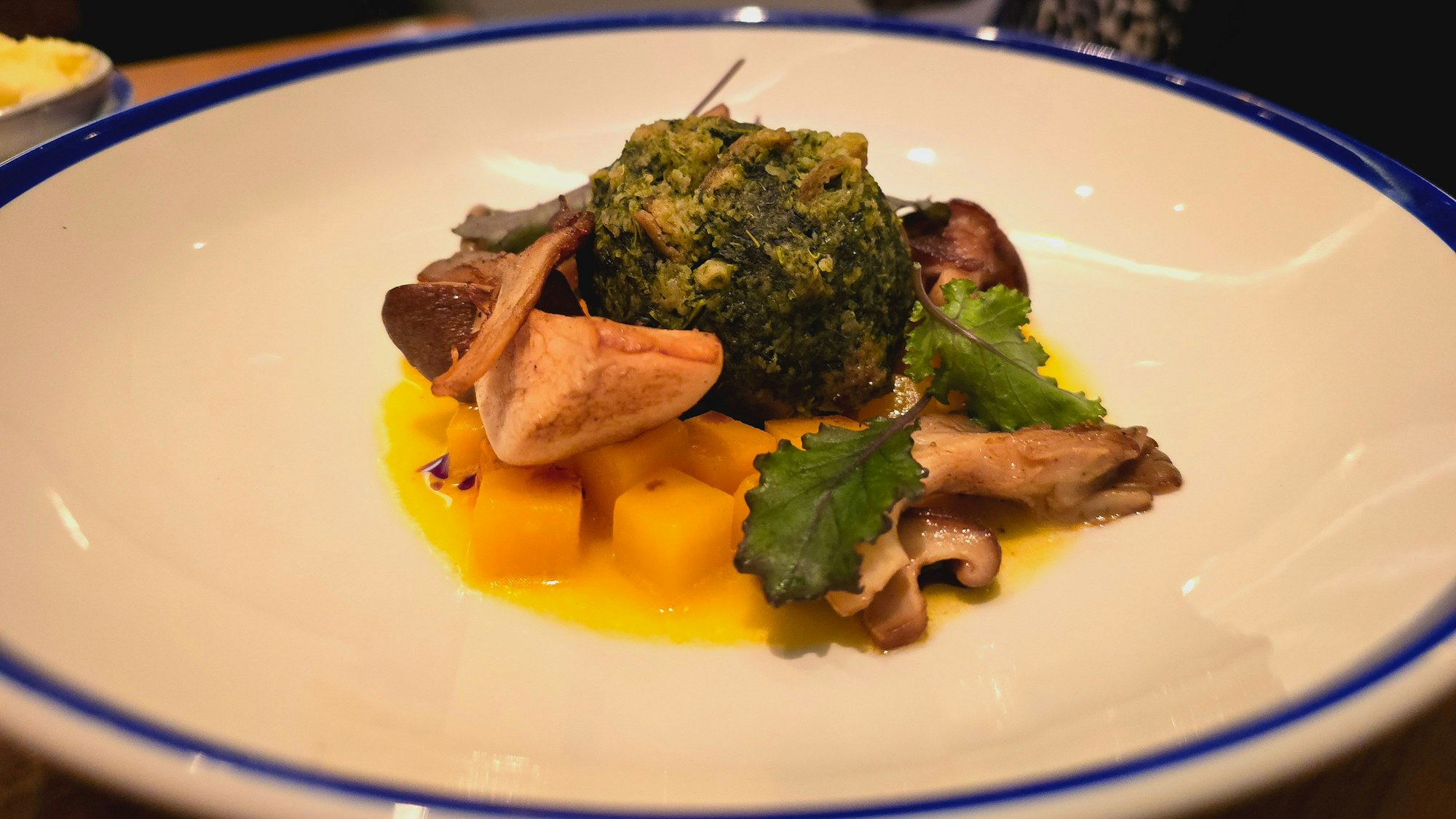 Spinatknödel mit glasiertem Kürbis und gebratenen Pilzen