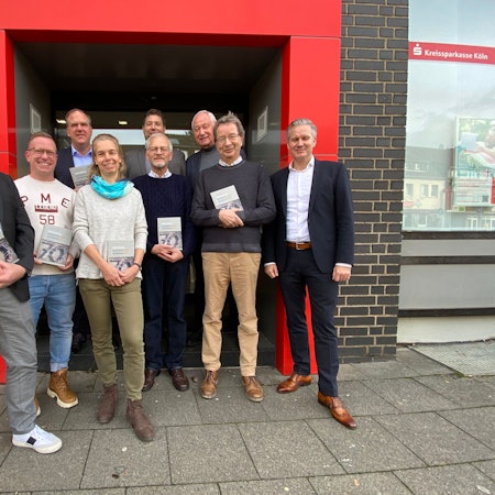 Das Foto zeigt eine Grippe mit der neuen Ausgabe der „Hürther Beiträge“ in den Händen.