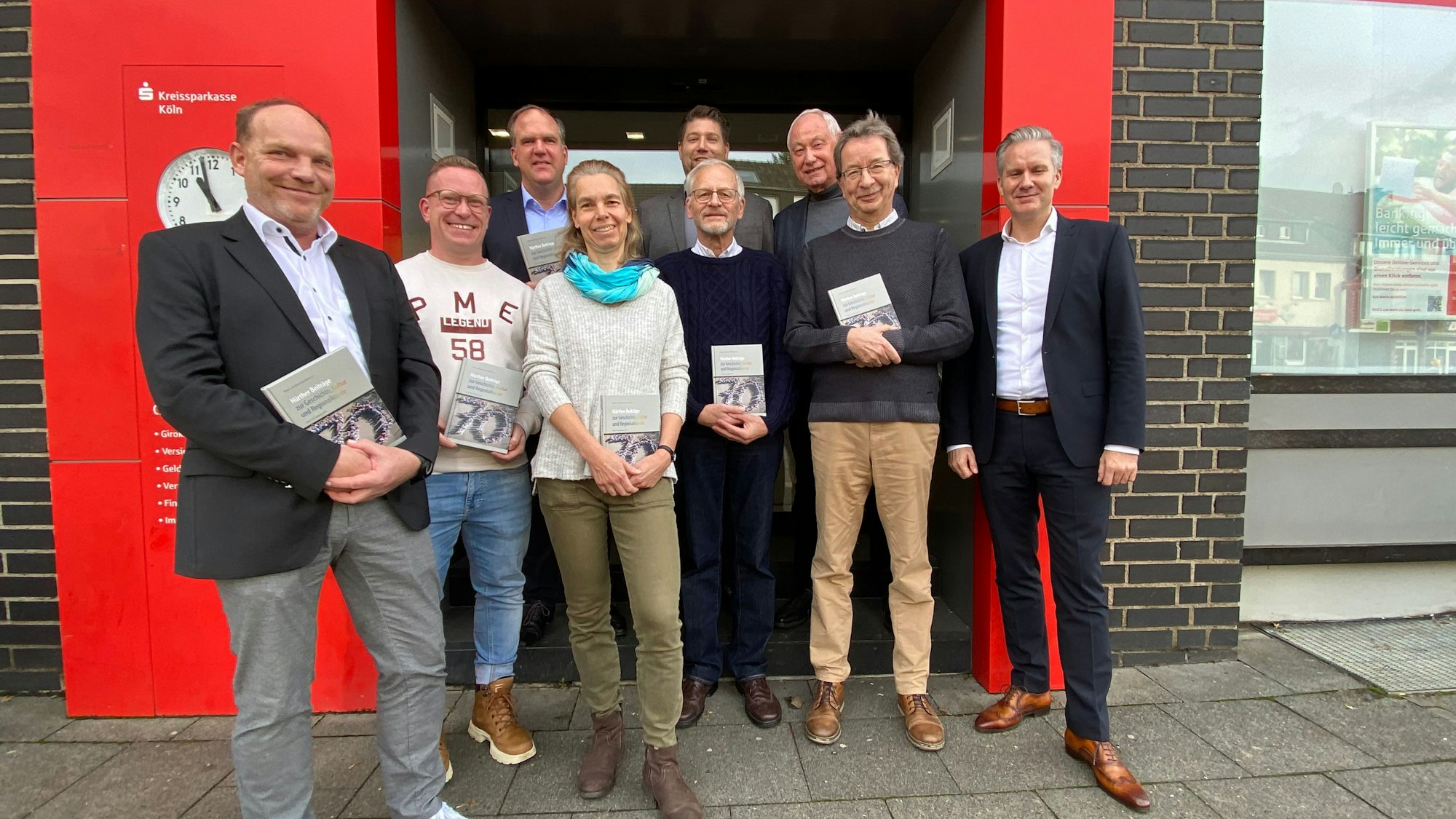 Das Foto zeigt eine Grippe mit der neuen Ausgabe der „Hürther Beiträge“ in den Händen.