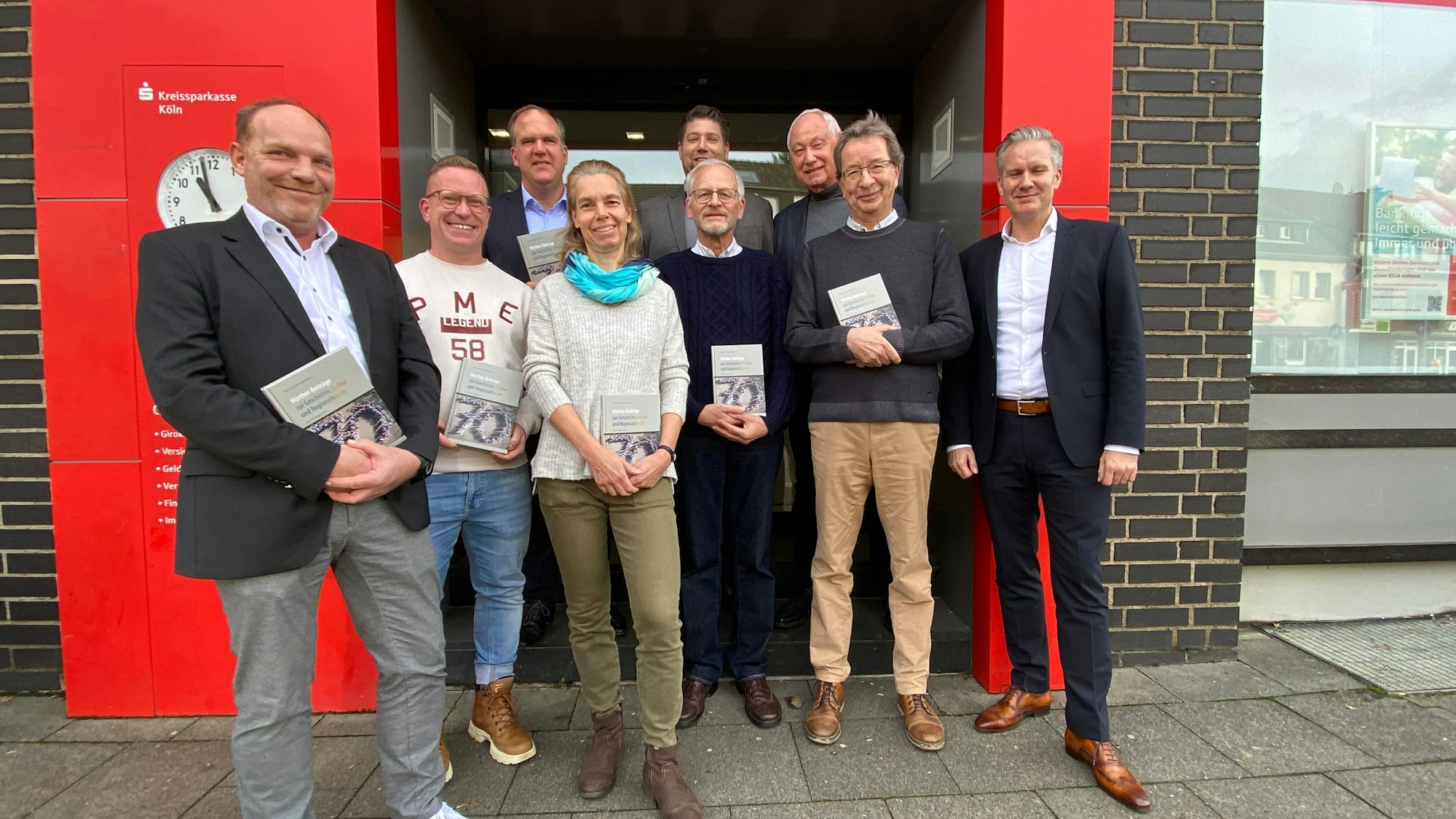 Das Foto zeigt eine Grippe mit der neuen Ausgabe der „Hürther Beiträge“ in den Händen.