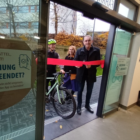 Ein Tür mit rotem Band und eine Gruppe Menschen