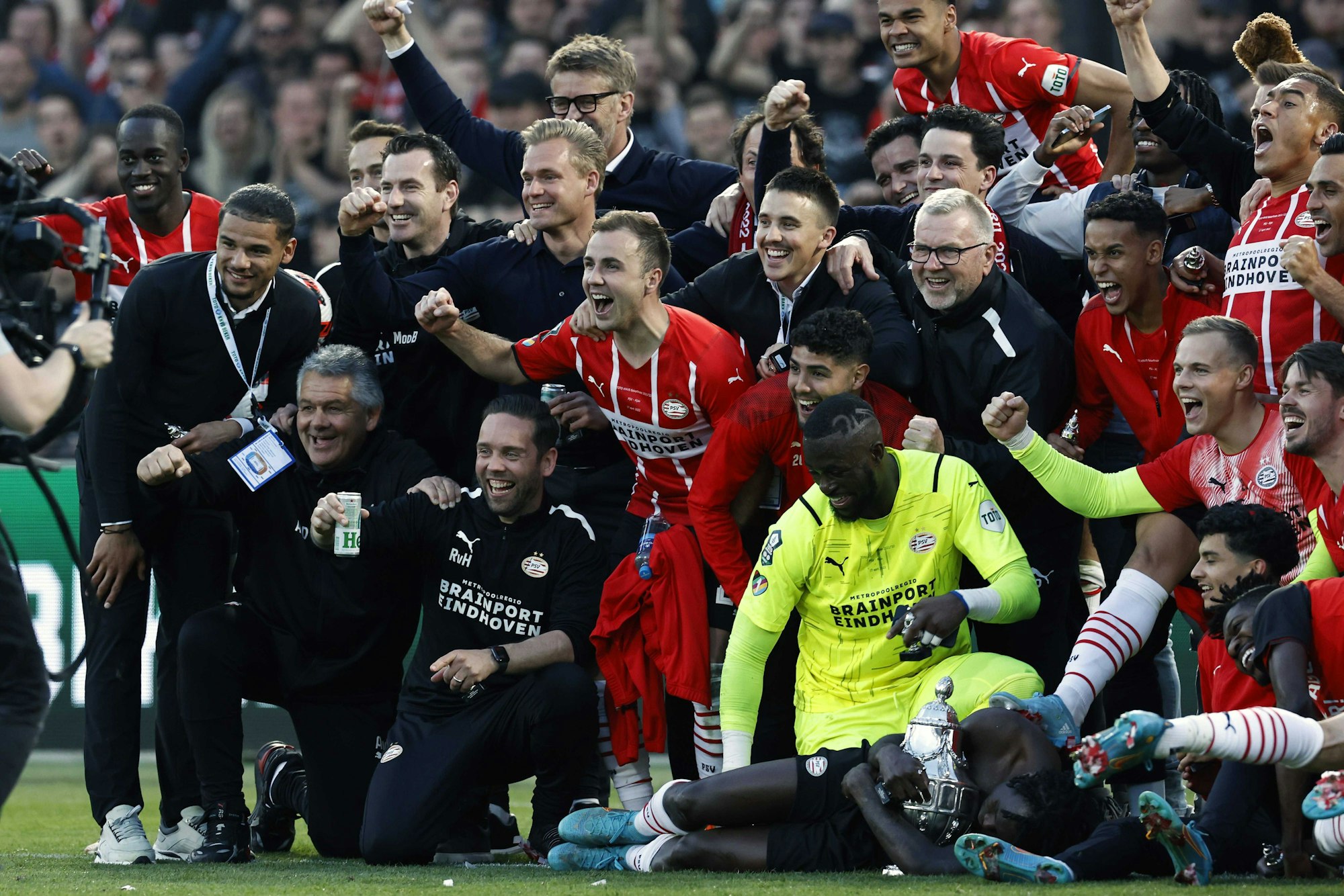 Mario Götze feiert mit seinen Teamkollegen von PSV Eindhoven den Pokalsieg gegen Ajax Amsterdam im Jahr 2022.