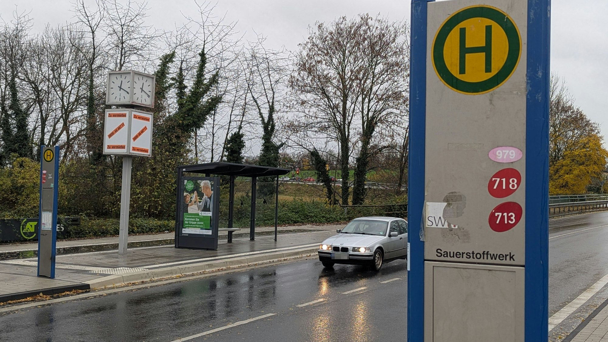 Das Foto zeigt die barrierefrei ausgebauten Bushaltestellen auf beiden Seiten der Luxemburger Straße in Hermülheim.