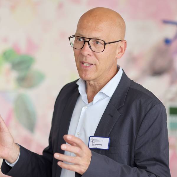 Herrn Prof. Dr. Schmolling ist in einer Vortragssituation zu sehen.