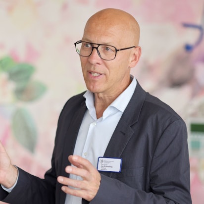 Herrn Prof. Dr. Schmolling ist in einer Vortragssituation zu sehen.