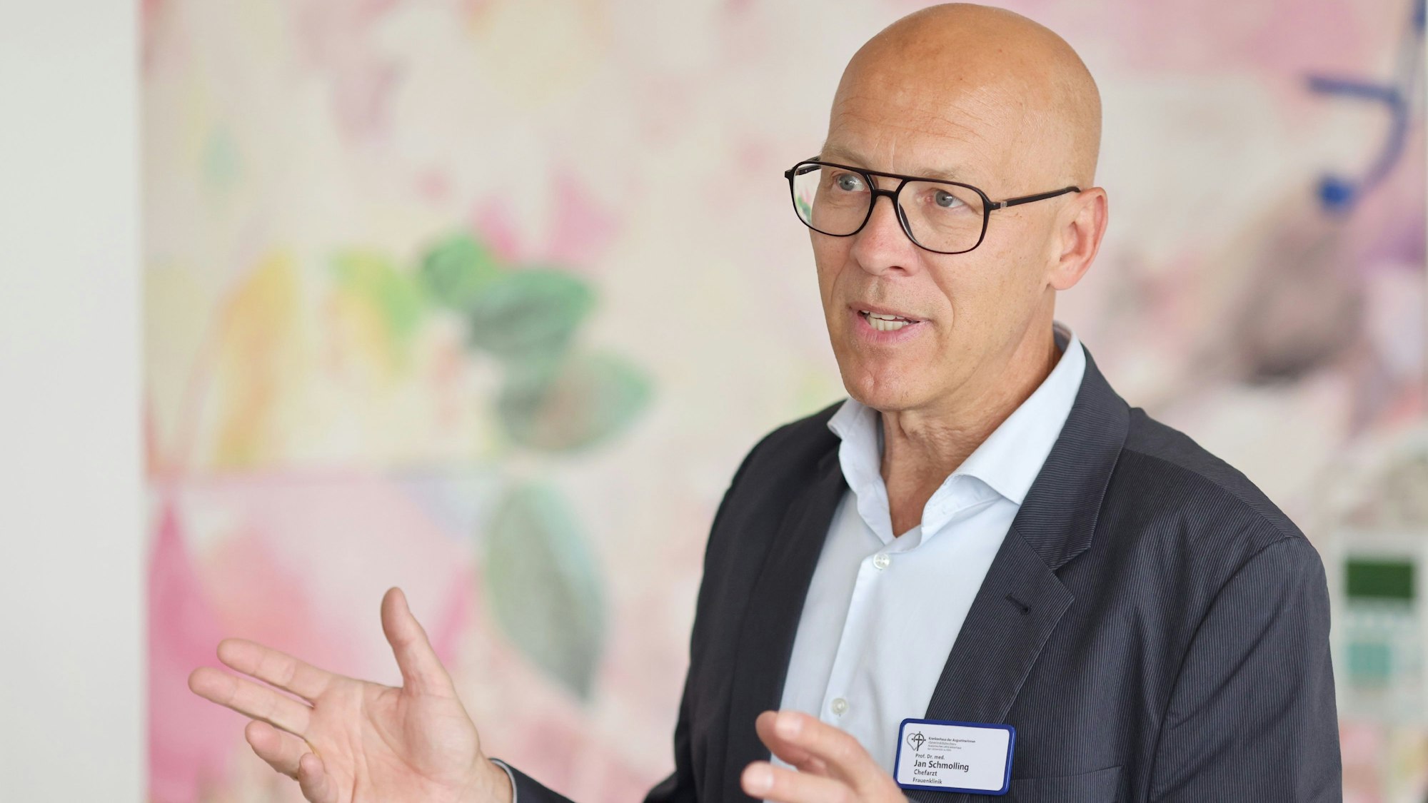 Herrn Prof. Dr. Schmolling ist in einer Vortragssituation zu sehen.