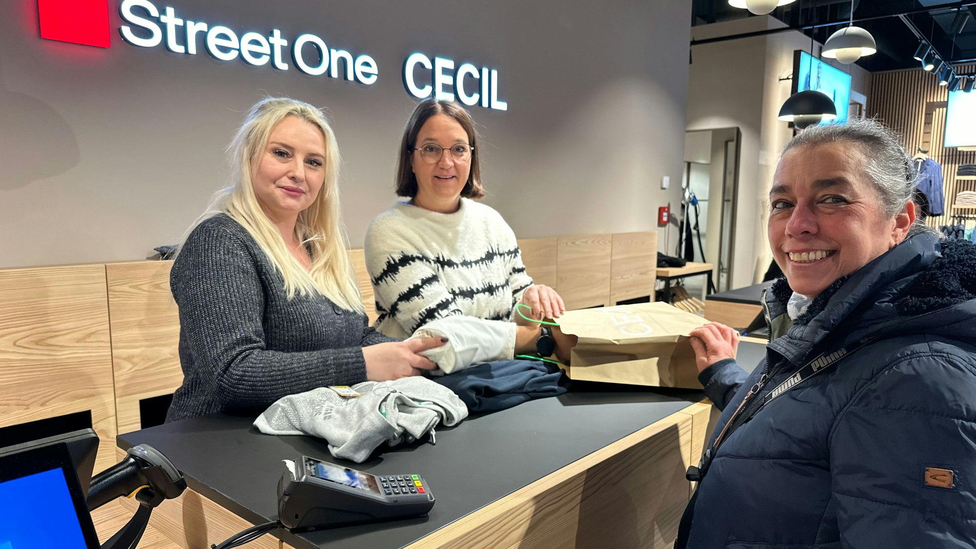 Sabine Stelter (r.) nimmt eine volle Tüte mit zurück nach Hangelar.